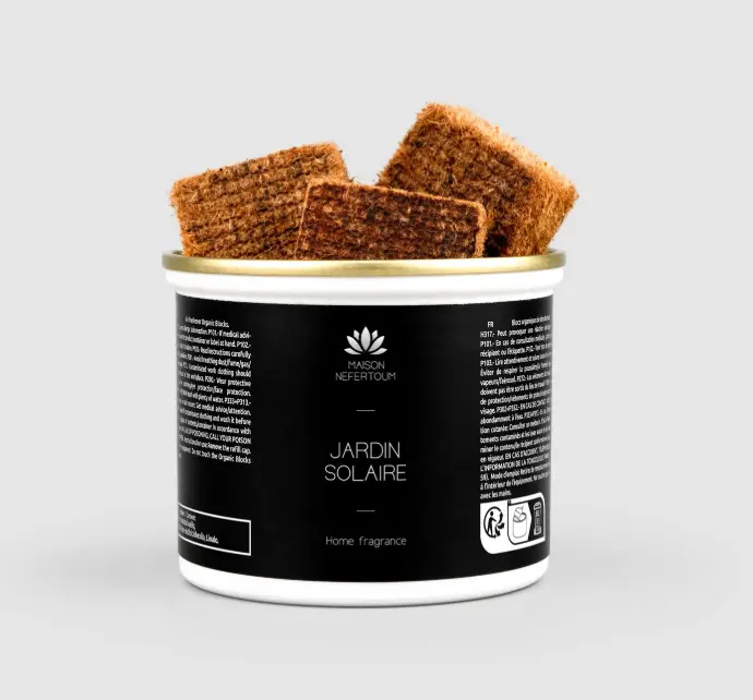 Les blocs organiques Jardin Solaire sont élaborés à base de fibre de coco, imprégnés de notre fragrance, pour une diffusion continue pendant environ 30 jours. Écologiques, sans liquide ni pulvérisation, ils s’utilisent avec le diffuseur pour blocs organiques pour une atmosphère parfumée, saine et durable. Compatible avec les diffuseurs pour blocs organiques (noir : DPBON, blanc : DPBOB) Le produit se compose d’une boîte en polypropylène (PP) avec un couvercle métallique facile à ouvrir. À l’intérieur se trouvent trois blocks compacts constitués de fibres végétales imprégnées d’une fragrance de haute qualité offrant une senteur persistante et durable.