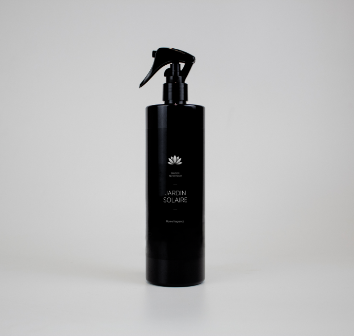 Le parfum d’ambiance Jardin Solaire, signé par la Maison Nefertoum, allie fraîcheur et élégance dans un pulvérisateur haut de gamme. Sa pulvérisation fine et homogène assure une diffusion maîtrisée du parfum. Son accord d’agrumes lumineux, de fleurs délicates et de notes chaudes et réconfortantes crée une atmosphère raffinée et accueillante.