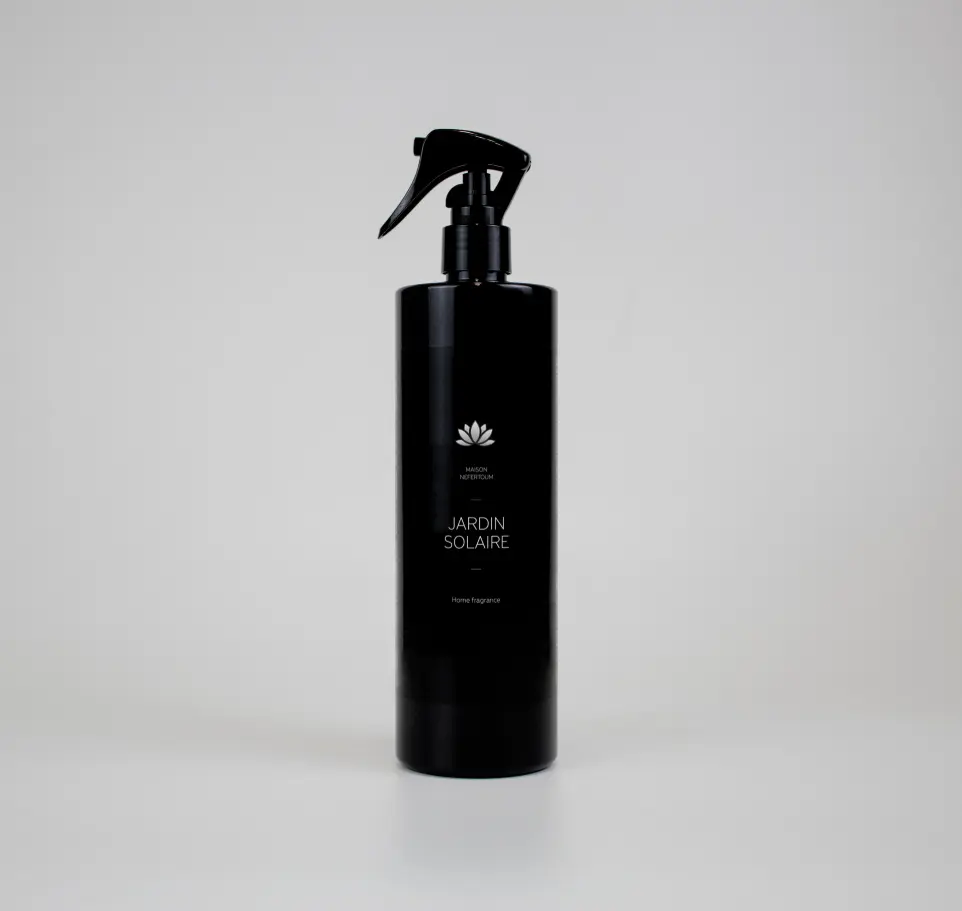 Le parfum d’ambiance Jardin Solaire, signé par la Maison Nefertoum, allie fraîcheur et élégance dans un pulvérisateur haut de gamme. Sa pulvérisation fine et homogène assure une diffusion maîtrisée du parfum. Son accord d’agrumes lumineux, de fleurs délicates et de notes chaudes et réconfortantes crée une atmosphère raffinée et accueillante.